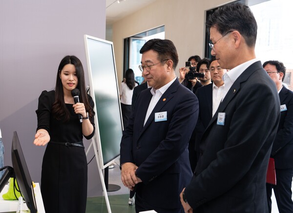 ▲23일 서울 성동구 앤더슨씨에서 개최된 모바일신분증 민간개방 오픈 행사에서 윤호중 행정안전부장관(가운데), 강태영 농협은행장(우측)이 농협은행 부스에서 모바일신분증 혁신 서비스를 시연하고있다. ⓒ농협은행