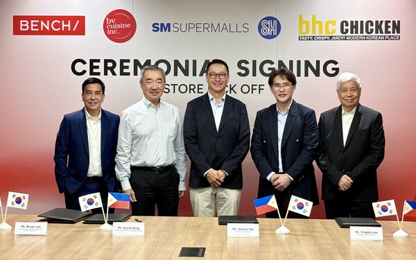 ▲송호섭 다이닝브랜즈그룹 대표(사진 왼쪽 세번째)가 지난 22일 SM 슈퍼몰스와의 입점 계약을 체결하고 기념촬영을 하고 있다. (왼쪽부터) 브라이언 림(Bryan Lim) 수옌 코퍼레이션 부사장, 한스 시(Hans Sy) SM 프라임 홀딩스 회장, 송호섭 다이닝브랜즈그룹 대표, 스티븐 탄(Steven Tan) SM 슈퍼몰스 사장, 버질리오 림(Virgilio Lim) 수옌 코퍼레이션 대표. ⓒ다이닝브랜즈그룹