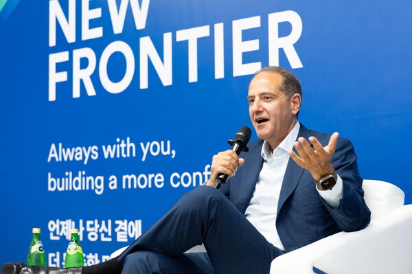 ▲미셸 할라프(Michel Khalaf) 메트라이프 회장 겸 CEO는 24일 메트라이프생명 임직원들과 함께한 타운홀 미팅에서 한국 시장의 중요성에 대해 설명하고 있다. ⓒ메트라이프생명