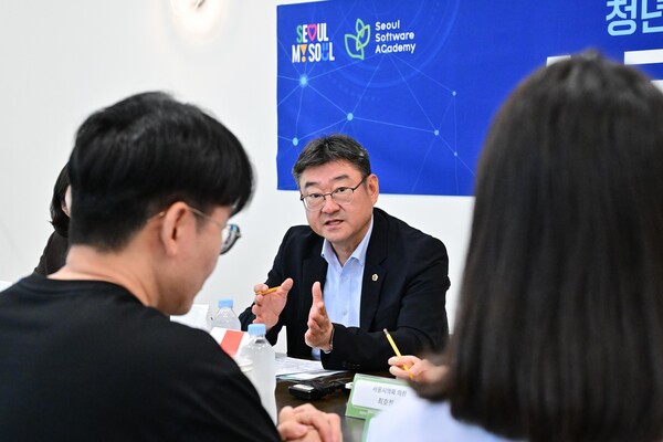 ▲서울시의회 교육위원회 박상혁 위원장이 청년취업사관학교 서초캠퍼스를 방문해 현장 간담회에 참석하고 있다. ⓒ서울시의회