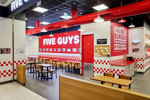 ▲미국 프리미엄 수제버거 브랜드 파이브가이즈 국내 운영사인 한화갤러리아 에프지코리아는 이날 파이브가이즈  8호점을 용산 아이파크몰에 신규 오픈했다. 사진은 매장 전경. ⓒ에프지코리아