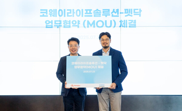 ▲지난 23일 서울 구로구 지타워 코웨이라이프솔루션 본사에서 열린 협약식에서 김명곤 코웨이라이프솔루션 대표(사진 왼쪽)와 오태환 펫닥 대표가 기념 촬영을 하고 있다. ⓒ코웨이