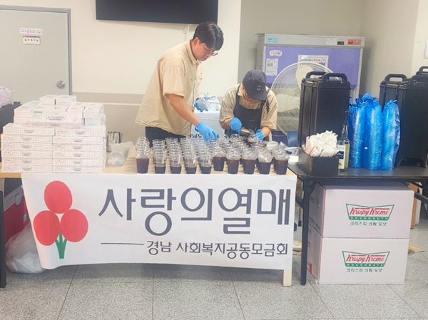 ▲7월 24일 롯데GRS가 산청중학교에서 수해 피해 지역의 이재민에게 구호식품을 전달했다. ⓒ롯데GRS