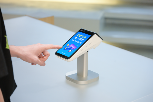 ▲‘민생회복 소비쿠폰 사용 가능’ 대기화면이 적용된 페이히어 터미널. ⓒ페이히어