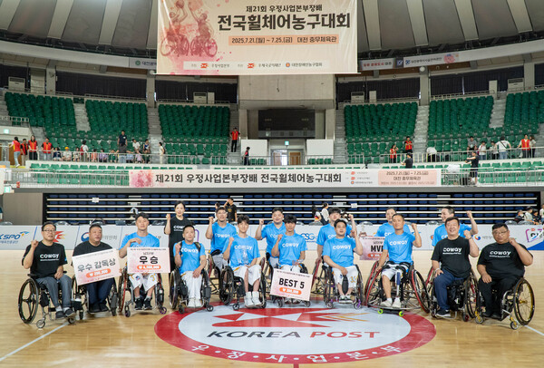 ▲코웨이 블루휠스 선수들과 관계자들이 기념촬영을 하고 있다. ⓒ코웨이