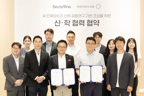▲서울 도곡동 SPC2023 사옥에서 30일 진행된 'AI 인재양성 및 공동연구를 위한 산학협력 업무협약식'에서 최승문 포스텍 주임교수(앞줄 오른쪽에서 두번째), 김대일 섹타나인 대표(앞줄 오른쪽에서 세번째) 등 주요 관계자들이 기념 촬영을 하고 있다. ⓒSPC