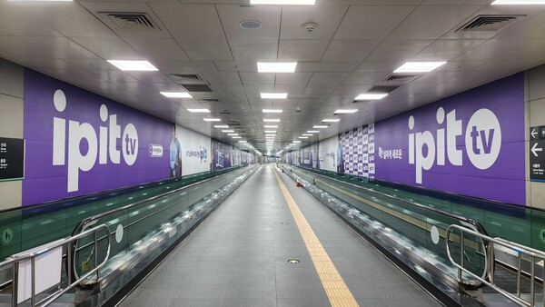 ▲디지털미디어시티역 역사광고. ⓒKT스카이라이프