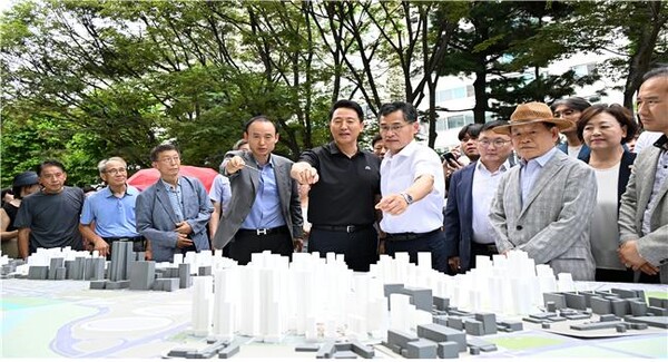 ▲오세훈 서울시장(사진 가운데)이 목동6단지 재건축 현장을 방문해 정비계획안을 점검하는 모습. ⓒ서울시