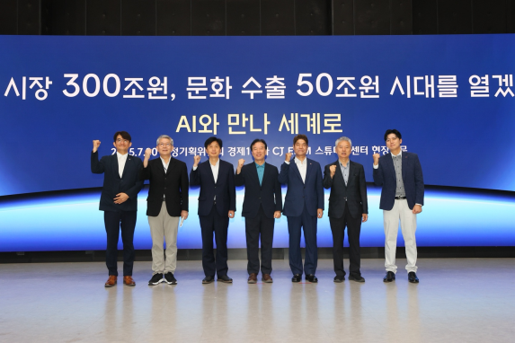 ▲대통령 직속 국정기획위원회가 30일 경기도 파주 CJ ENM 스튜디오센터 현장을 방문해 콘텐츠 산업 현장 목소리를 청취했다. (사진 왼쪽부터) 윤상현 CJ ENM 대표, 홍성국 국정기획위원회 기획위원, 오기형 국정기획위원회 기획위원, 정태호 국정기획위원회 경제1분과장, 허민회 CJ 경영지원 대표, 홍성국 국정기획위원회 기획위원, 방준식 CJ 4DPLEX 대표​. ⓒ국정기획위원회