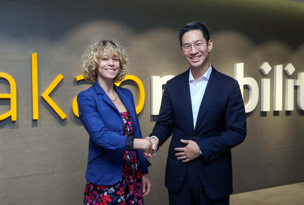 ▲지난 25일 경기 성남시 카카오모빌리티 사옥에서 벨기에 교통부(교통·기후·생태전환부) 소속 ‘타냐 브라인세일스(Tanja Bruynseels·왼쪽)’ 전략모빌리티국장과 장성욱 카카오모빌리티 미래이동연구소장이 기념 촬영을 하고 있다. ⓒ카카오모빌리티