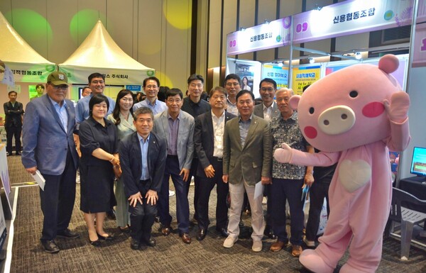 ▲수원시 사회적경제박람회에 참여한 신협 수원평의회 소속 조합 이사장과 실무책임자, 직원들이 박람회 부스 앞에서 기념촬영을 하고 있다. ⓒ신협중앙회