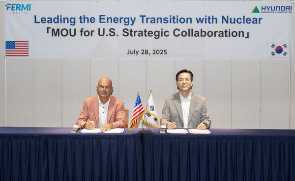 ▲현대건설 이한우 대표(사진 오른쪽)와 페르미 아메리카 토비 노이게바우어 공동 창립자. ⓒ현대건설