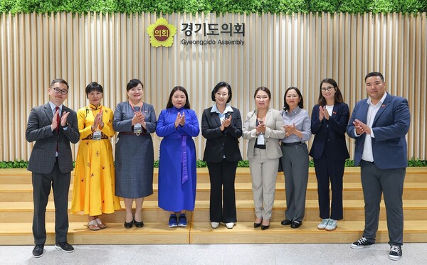 ▲경기도의회 정윤경 부의장 도의회를 방문한 문몽골 바양운두르군 의원단과 기념촬영을 하고 있다.  ⓒ경기도의회