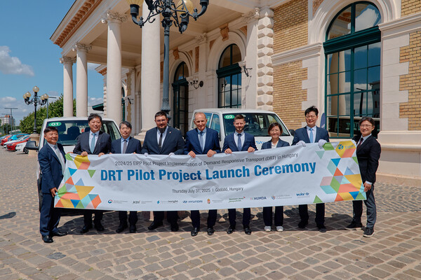 ▲(왼쪽에서 두번째부터) 기획재정부 최병석 경제협력기획과장, 주헝가리 대한민국대사관 김상욱 공사참사관, 헝가리 국가경제부 사볼치 소노키 차관보, 헝가리 괴될뢰 죄르지 게메시 시장, NTP 발리주 센트죄르지 사장, 현대차 모빌리티사업실 김수영 상무, KDI 김형태 부원장이 지난달 31일 열린 개통식에서 기념촬영을 하고 있다. ⓒ현대차