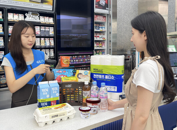 ▲GS25에서 고객이 8월 행사 상품을 구매하고 있다. ⓒGS25