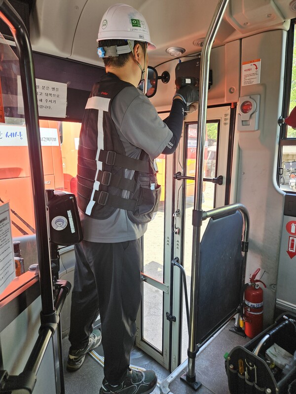 ▲SK텔레콤(대표이사 CEO 유영상)이 국내 최초로 시내버스에 5G·LTE 통신 기반의 와이파이7(WiFi-7)을 도입하는 시범 서비스를 제공해 통신 품질 개선을 확인했다고 30일 밝혔다. ⓒSK텔레콤