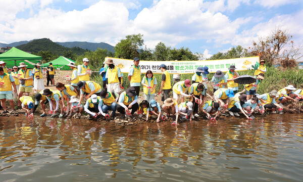 ▲S-OIL, 황쏘가리 치어 방류로 천연기념물 지킴이 활동 ⓒS-OIL