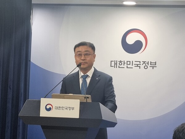 ▲송상훈 과학기술정보퉁신부 정보통신정책실장이 4일 정부서울청사에서 열린 독자 AI 파운데이션 모델 최종 결과 브리핑에서 발표하고 있다. ⓒ문재호 기자