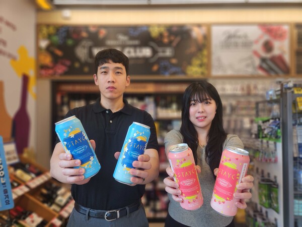 ▲이마트24가 '스테이씨(STAYC)'와 손잡고 '썸' 주제의 하이볼 2종을 선보였다. ⓒ이마트24