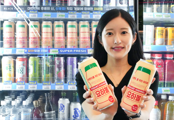 ▲하이볼에 요구르트를 섞은 '요하볼'. ⓒ세븐일레븐