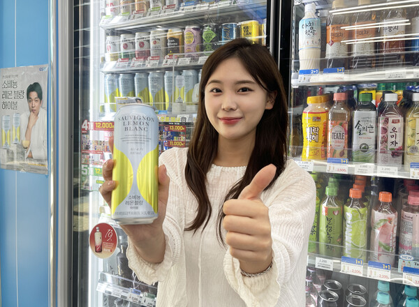 ▲고객이 GS25에서 이른바 '안성재 하이볼'로 불리우는 '소비뇽레몬블랑하이볼' 상품을 들고 포즈를 취하고 있다. ⓒGS리테일