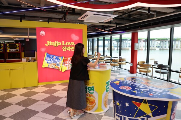 ▲한강버스 압구정 선착장 내 ‘해피냠냠 라면가게’에서 진라면을 취식하고 있는 모습. ⓒ오뚜기