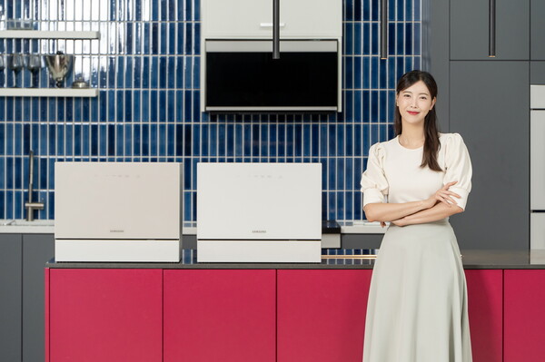 ▲삼성전자 모델이 에너지 효율을 강화한 2025년형 '비스포크 식기세척기 카운터탑' 신제품을 소개하고 있다. ⓒ삼성전자