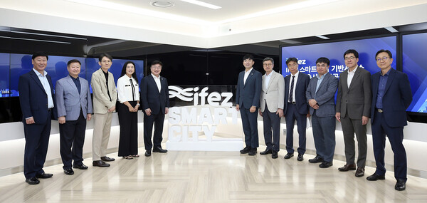 ▲지난 1일 (왼쪽 세번째부터)이장훈 롯데이노베이트 부문장, 강은교 롯데이노베이트 부문장, 윤원석 인천경제자유구역청 청장, 신성영 인천광역시의회 산업경제위원회 부위원장이 준공식에서 기념촬영을 하고 있다. ⓒ롯데이노베이트