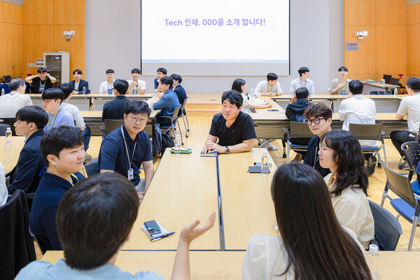 ▲인턴사원들이 실무진 멘토들과 소통하며 주요 업무·직무 특성에 대해 질문하고 있다. ⓒ코웨이