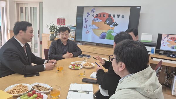 ▲경기도의회이 고준호 의원이 담당자들과 회의를 하고 있다. ⓒ경기도의회