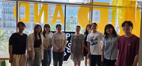 ▲한국장학재단 사회리더 대학생과 탭샵바 나기정 대표(가운데). ⓒ탭샵바