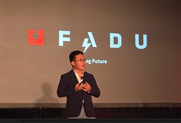 ▲이지효 파두 대표가 5일(현지시간) 미국 캘리포니아 산타클라라에서 열리는 ‘FMS 2025’에 참가해 메타의 로스 스텐포트 하드웨어 시스템 엔지니어와 공동 기조연설자로 나서 발표하고 있다. ⓒ파두