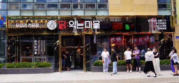 ▲BBQ그룹이 닭 요리 전문 브랜드 닭익는 마을을 전통과 현대의 조화를 담아 새롭게 선보였다. ⓒBBQ