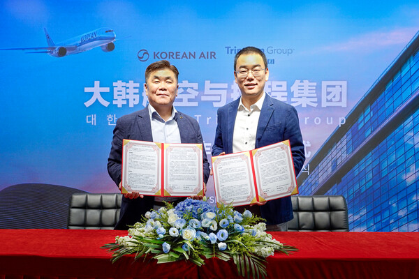 ▲협약식에 참석한 박요한 대한항공 중국지역본부장(왼쪽)과 장용(Zhang Yong) 트립닷컴 그룹 항공권 사업부 CEO가 기념 촬영을 하고 있다. ⓒ대한항공