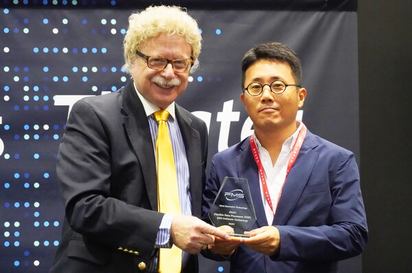 ▲ (왼쪽부터) 제이 크레이머 위원장, 이지효 파두 대표가 FMS 2025 ‘베스트 오브 쇼 어워즈’ 시상식에서기념촬영을 하고 있다. ⓒ파두