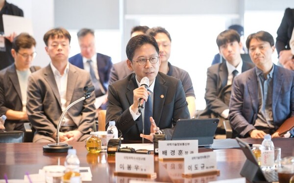 ▲배경훈 과학기술정보통신부 장관이 8일 오전 서울 종로구 KT광화문빌딩에서 열린 '보이스피싱 대응 현장소통 간담회' 에서 인사말을 하고 있다. ⓒ과학기술정보통신부