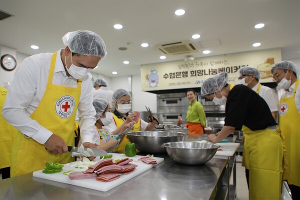 ▲신학기 Sh수협은행장과 임직원, 자녀 등 참가자들이  대한적십자사 강남봉사나눔터를 찾아 제빵을 진행하는 모습. ⓒSh수협은행