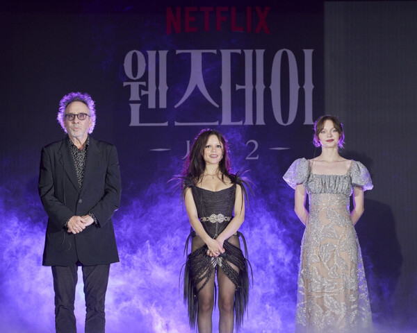▲'웬즈데이' 시즌2 국내 팬 이벤트에 참석한 팀 버튼 감독, 제나 오르테가, 에마 마이어스(사진 왼쪽부터). ⓒ넷플릭스