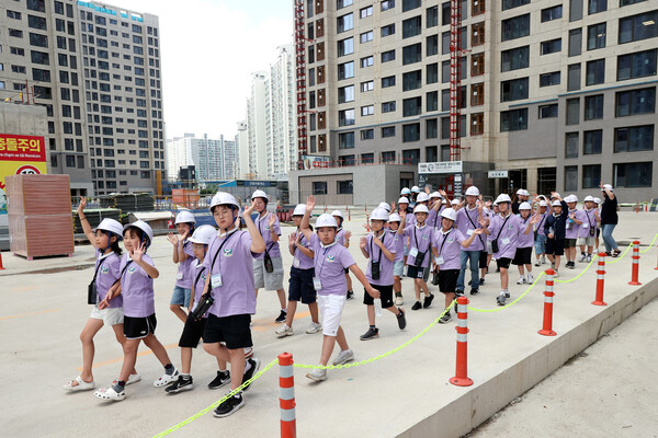 ▲꿈나무 행사에 초대된 임직원 자녀들이 현장 견학하는 모습. ⓒ대우건설