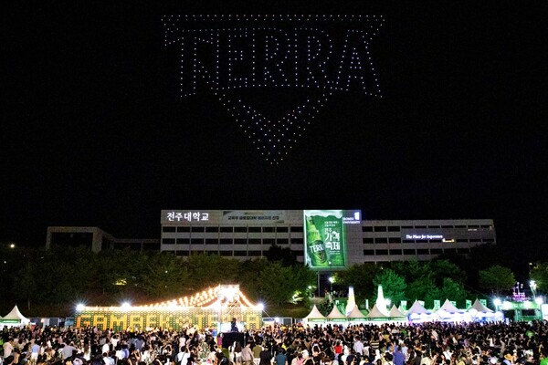 ▲2025 전주가맥축제 드론쇼. ⓒ하이트진로