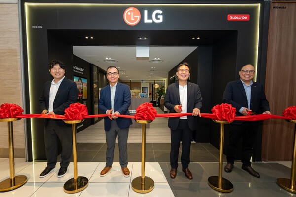 ▲LG전자 관계자들이 싱가포르 구독 전용 브랜드샵 오픈을 기념하고 있다. ⓒLG전자