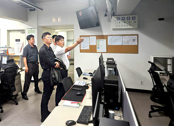 ▲이호정 SK네트웍스 대표이사가 워커힐 호텔앤리조트를 찾아 시설 및 안전 현황을 직접 점검하고 있다. ⓒSK네트웍스