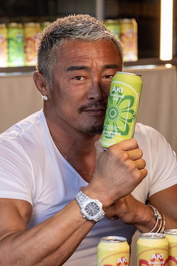 ▲격투기 선수이자 방송인 추성훈이 직접 상품 개발 에 참여한 아키 스파클링 하이볼을 들고 포즈를 취하고 있다. ⓒGS리테일