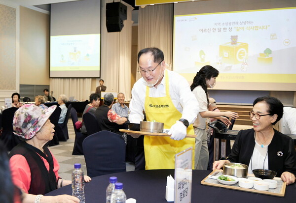 ▲오병주 KB손해보험 경영관리부문장이 배식 봉사를 하고 있다. ⓒKB손해보험