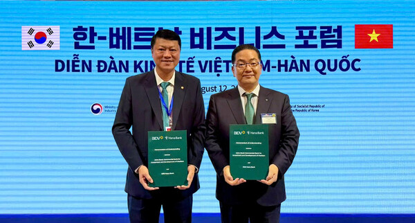 ▲지난 12일 서울시 롯데호텔 본관 크리스탈볼룸에서 열린 ‘한국‑베트남 비즈니스 포럼’에서 하나은행, 베트남투자개발은행(BIDV)은 '국가 간 QR결제 서비스 활성화를 위한 업무협약'을 체결했다. 이날 행사에 참석한 이호성 은행장이(오른쪽) 레 응옥 람 베트남투자개발은행장과 함께 협약서를 들고 기념촬영을 하고 있다. ⓒ하나은행