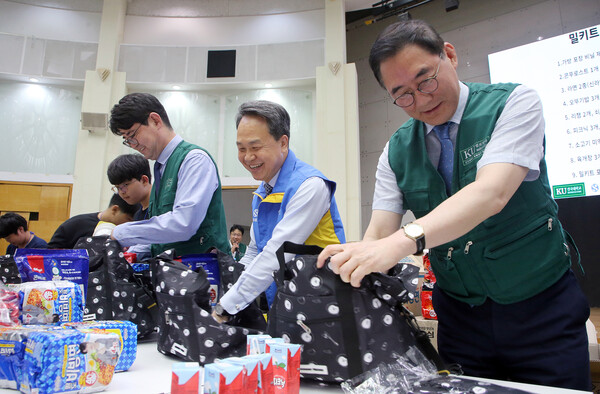 ▲신한금융그룹은 지난 12일 서울 광진구에 위치한 건국대학교에서 전국 지역아동센터 돌봄 청소년을 위한 진로 상담 및 결식 우려 아동 가정을 위한 밀키트 포장 봉사활동을 실시했다. 이날 행사에 참석한 (사진 오른쪽부터) 원종필 건국대학교 총장, 진옥동 신한금융그룹 회장, 이영범 건국대학교 부총장이 밀키트를 포장하고 있다. ⓒ신한금융