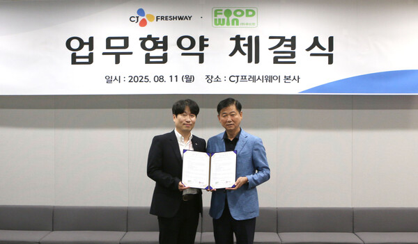 ▲지난 11일 서울시 마포구 CJ프레시웨이 상암본사에서 김재용 CJ프레시웨이 급식사업담당(사진 왼쪽)과 김봉환 푸드윈 대표가 업무협약 체결 후 기념사진을 촬영하고 있다. ⓒCJ프레시웨이