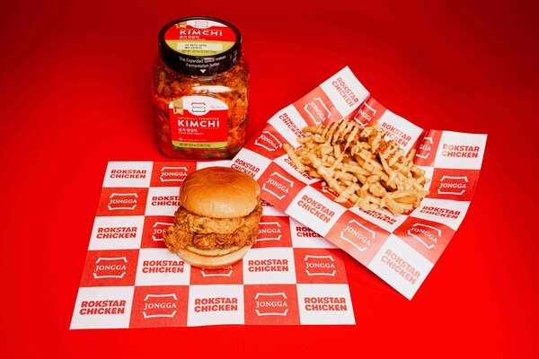 ▲대상 종가 레스토랑 협업 메뉴인 락스타치킨(Rokstar Chicken). 종가 김치 치킨 샌드위치와 종가 김치 프렌치 프라이로 구성됐다. ⓒ대상