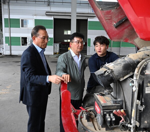 ▲ 송춘수 NH농협손해보험 대표(가운데)와 강호윤 조합장(왼쪽)이 농기계 무상점검을 실시하고 있다. ⓒNH농협손해보험.