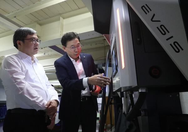 ▲(오른쪽)오영식 EVSIS 대표이사가 쯔엉 비엣 중 하노이 부시장에게 EVSIS 전기차 중전기를 설명하고 있다. ⓒEVSIS